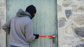 Spargerile de locuințe cresc în preajma sărbătorilor! Dotarea caselor cu alarme sau camere de supraveghere a devenit o prioritate